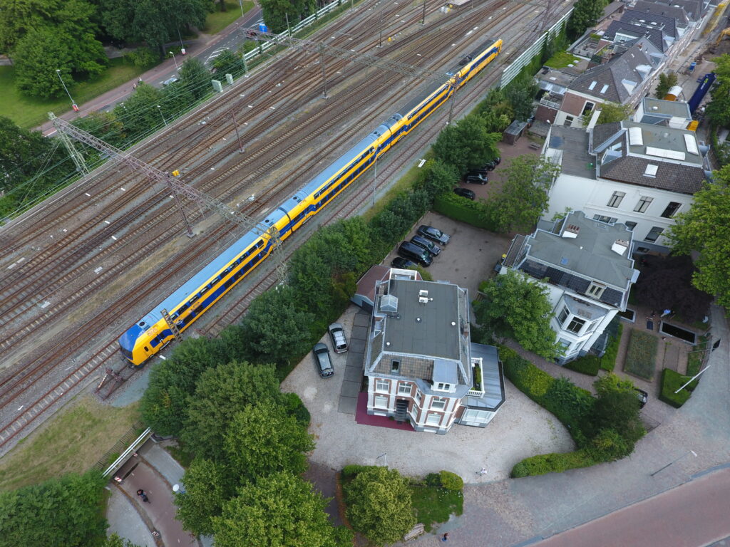 Luchtfoto woning in Haarlem nabij het station.