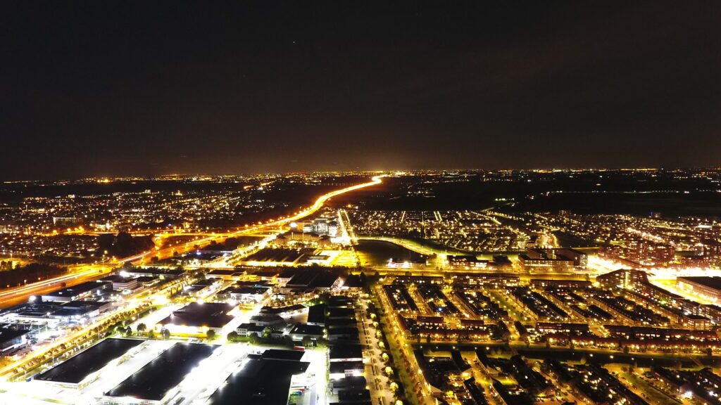 Luchtfoto a12 's avonds in het donker richting Den Haag.