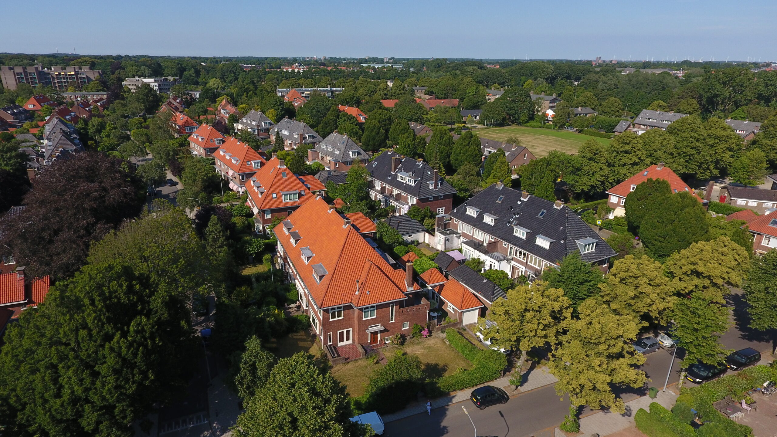 luchtfoto van woningen in Overveen, nabij Haarlem