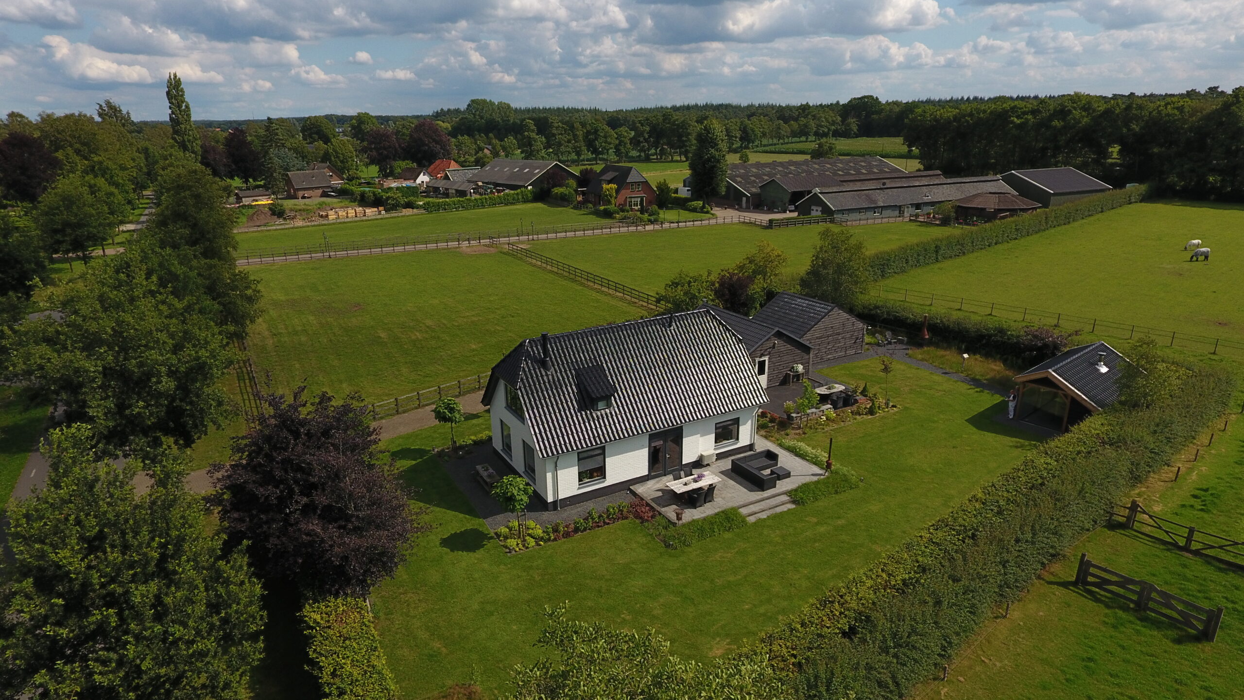 Foto van woonboerderij in Elspeet. Foto gemaakt met drone.