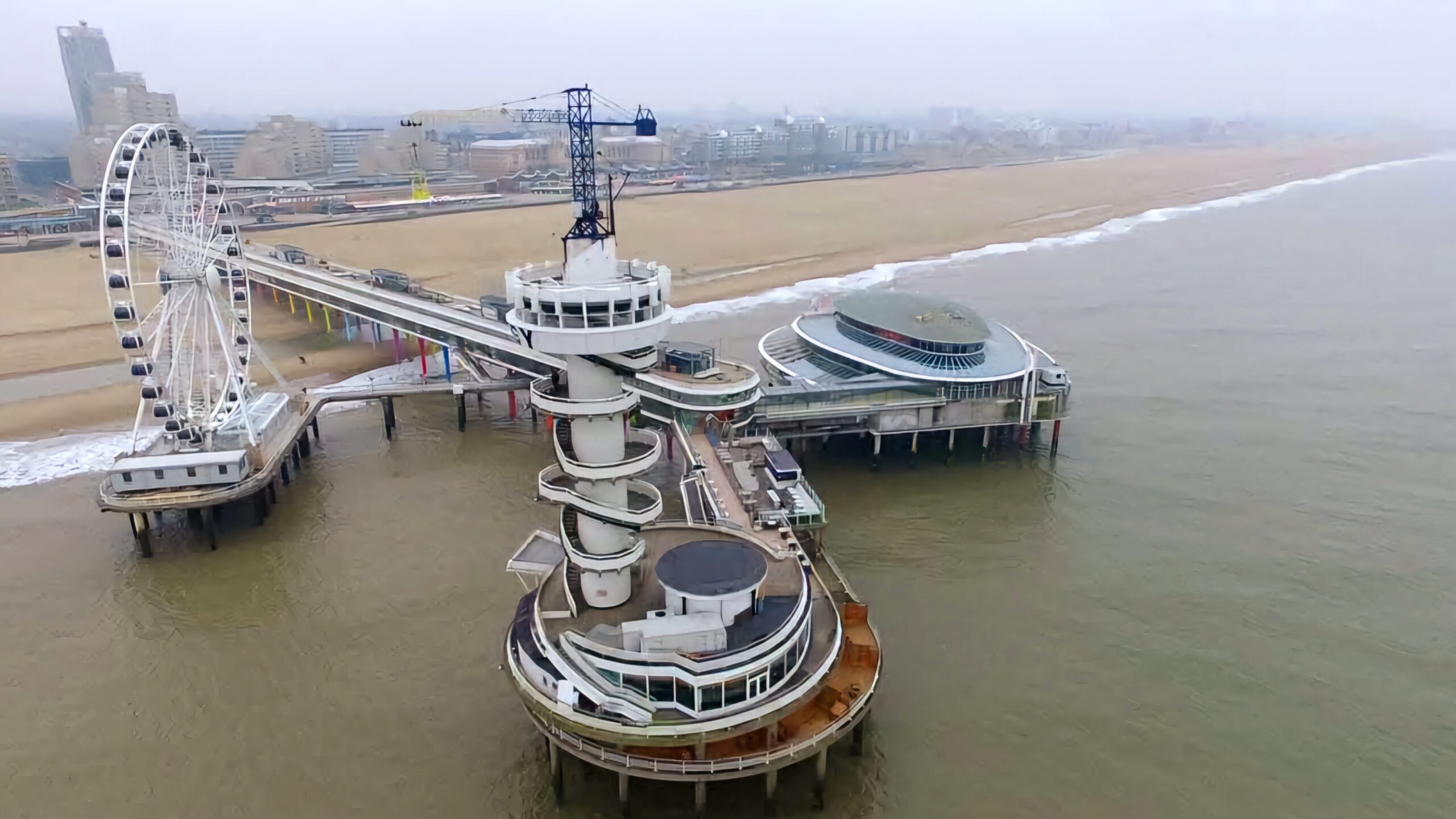 Dronefoto van de pier in Scheveningen met het reuzenrad en bungy jump